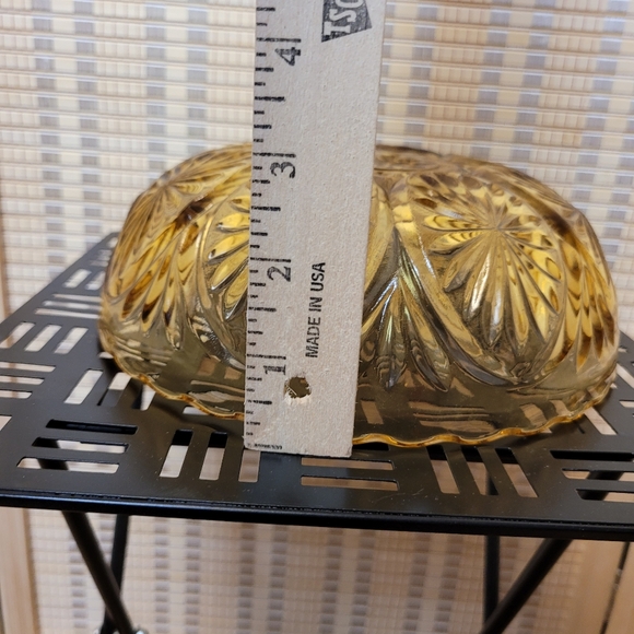 VINTAGE SCALLOP EDGE AMBER YELLOW TEXTURED GLASS SERVING BOWL - Picture 9 of 10